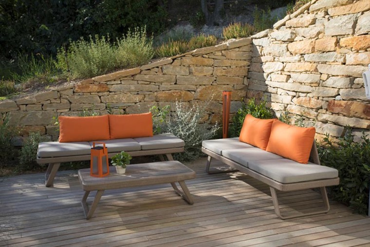canapé de jardin avec table basse et terrasse en bois