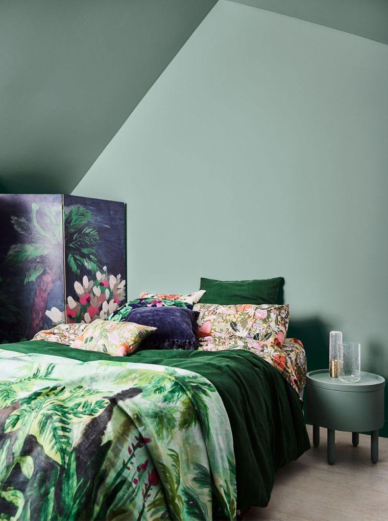 chambre à coucher avec motifs décoratifs 