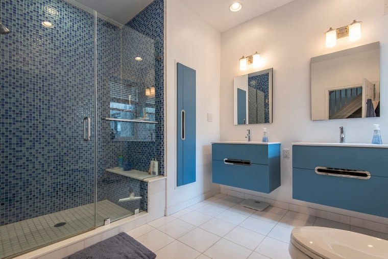 salle de bain design en bleu et blanc 