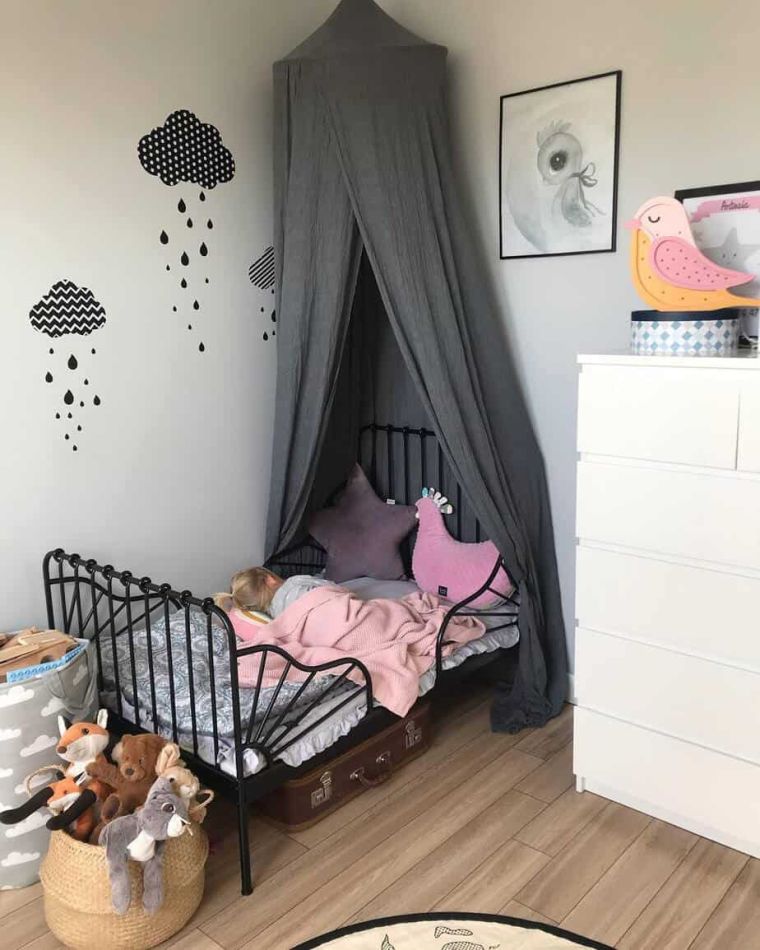 chambre enfant avec lit baldaquin