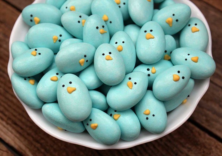 œufs de Pâques coloriage décoration poussins