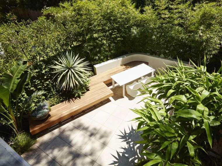 jardin moderne avec meubles en bois 