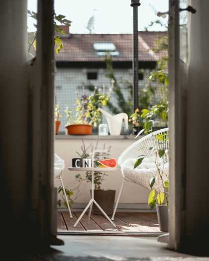 étagères et plantes pour le petit balcon