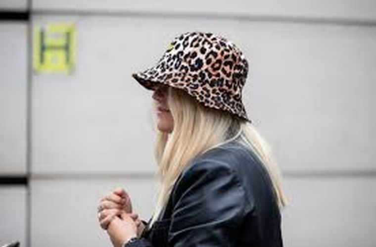 chapeau aux motifs animaliers