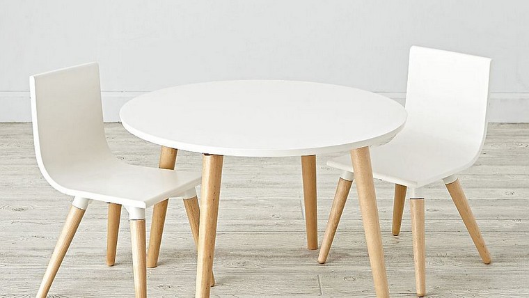 table ronde en bois et blanc tabouret