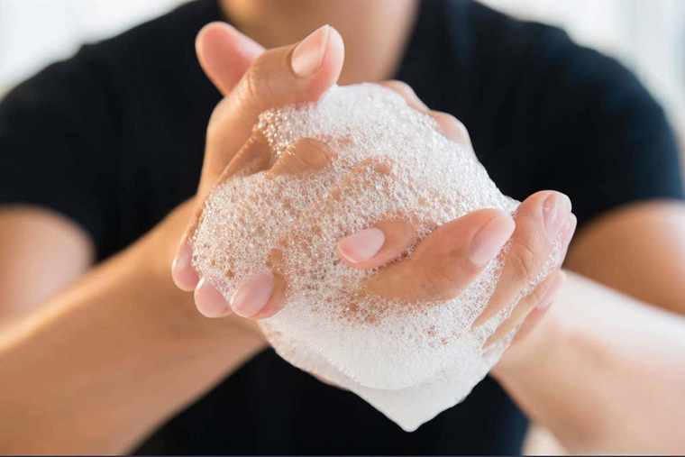 se laver les mains au savon