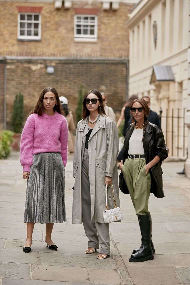 trois femmes modernes dans les rues de Londres
