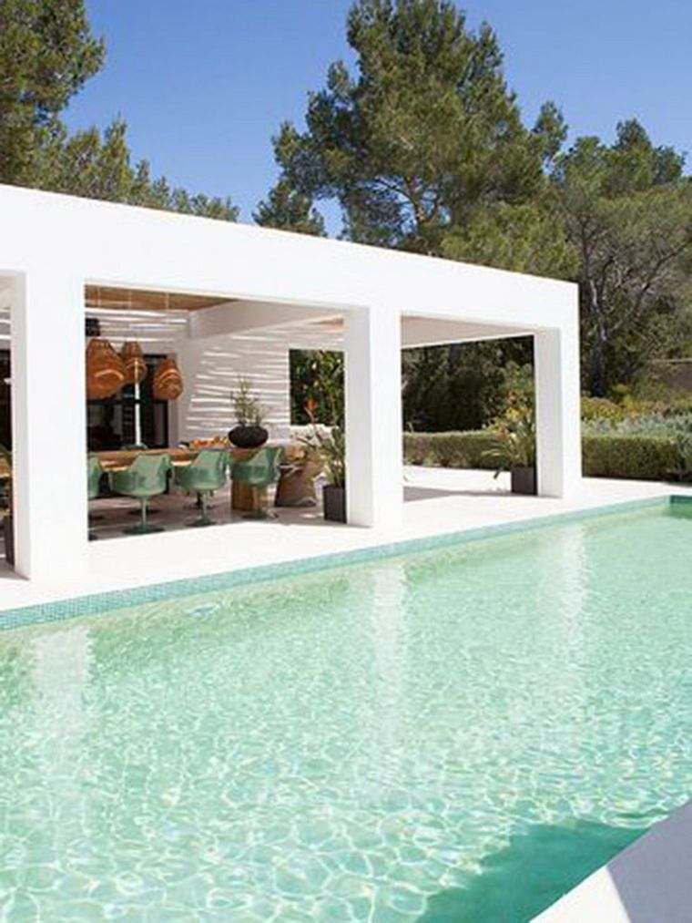 maison blanche avec piscine
