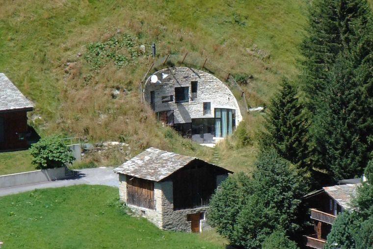 maison souterraine en Suisse en pierre 