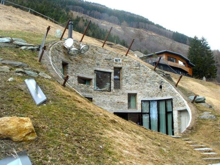 extérieur de maison en Suisse en pierre 