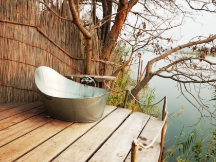 salle de bain extérieure avec baignoire