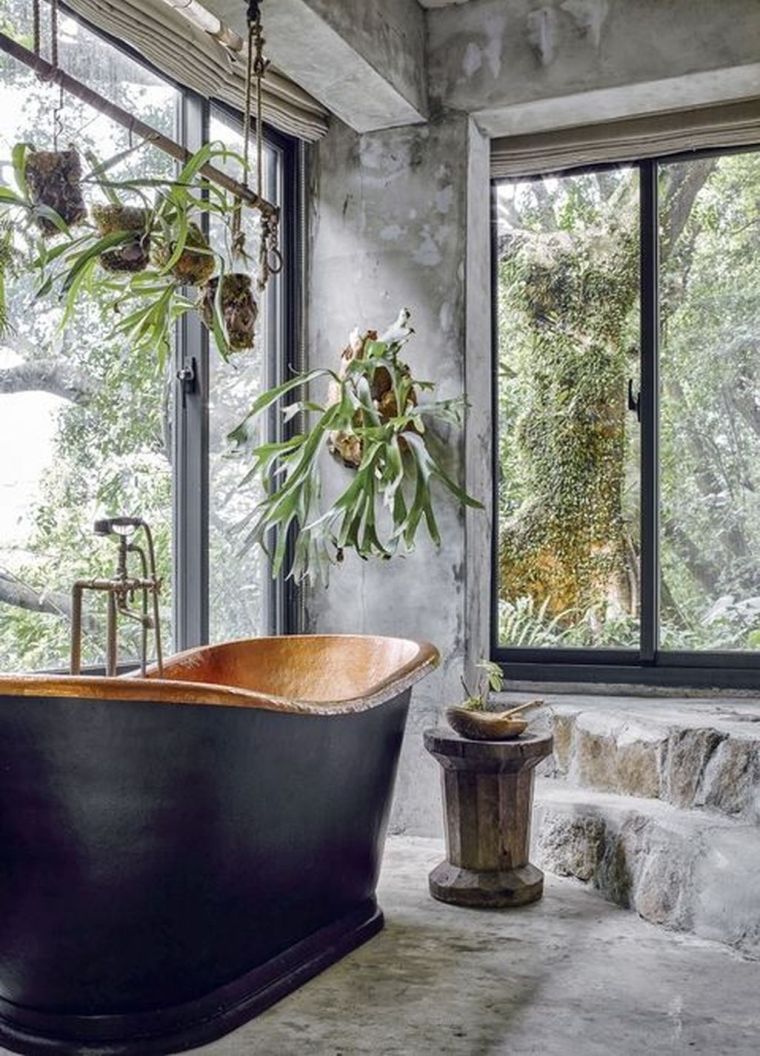 salle de bain avec baignoire et plantes