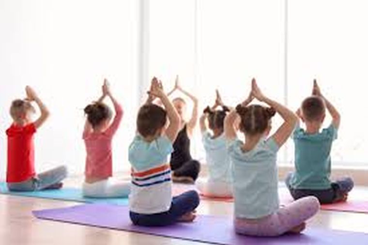 le bien-être du yoga pour les enfants