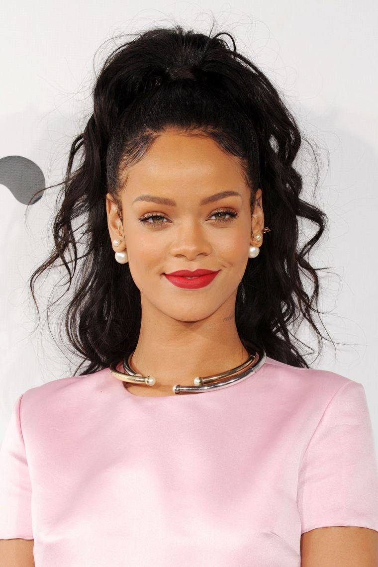 coiffure ave des cheveux attachés de Rihanna 