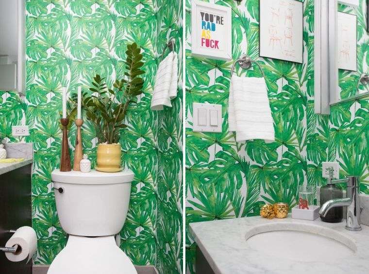 salle de bain avec feuilles tropicales 