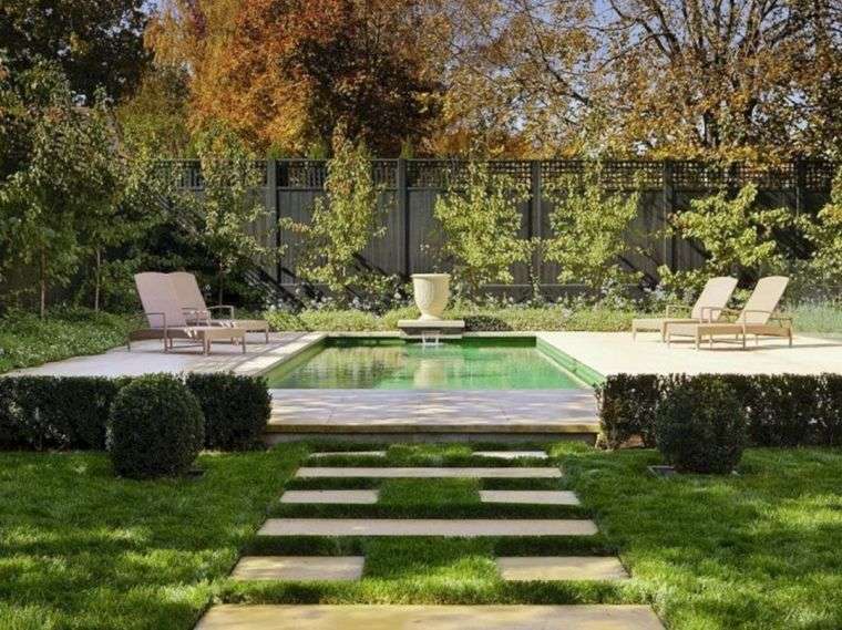 grand jardin avec piscine 