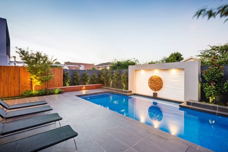 jardin moderne avec piscine 