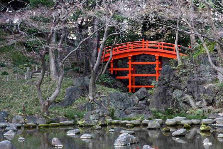 jardin zen avec pont en rouge 