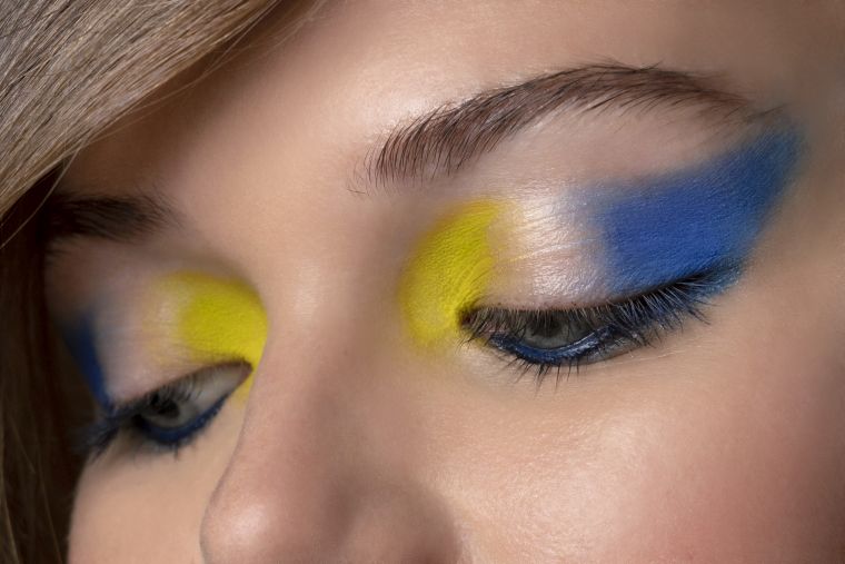 maquillage moderne en bleu et jaune 