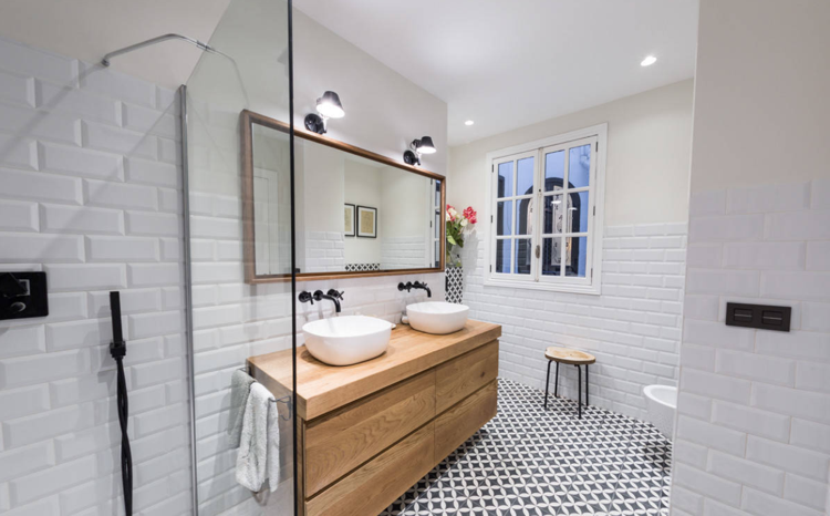 salle de bain minimaliste intérieur