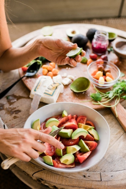 avocat concombre tomates salades