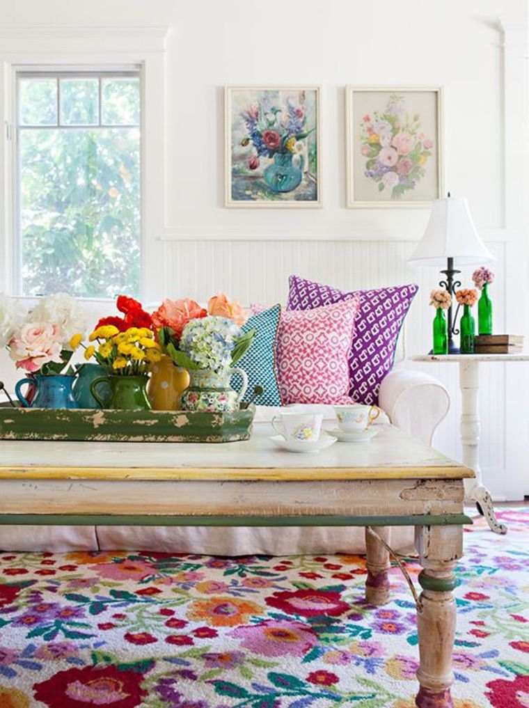 déco été salon tapis à motif floral table rustique en bois