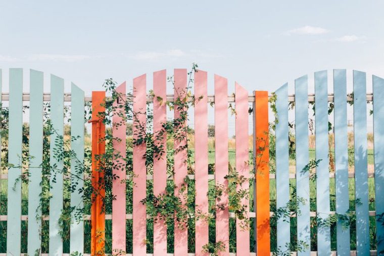 clôture de jardin colorée en bois