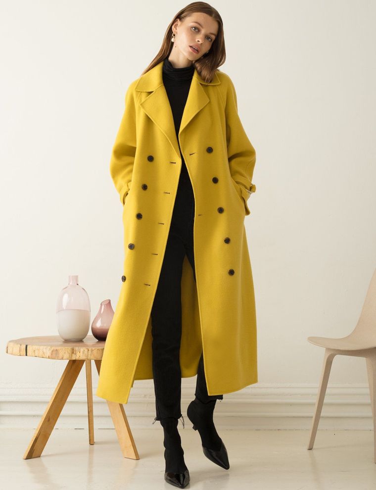 tendances mode automne 2020 avec manteau cuir jaune 
