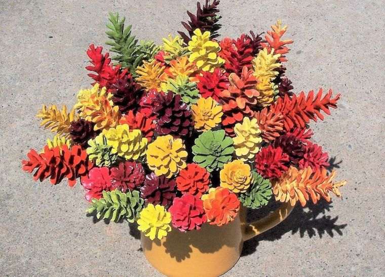bouquet de pommes de pin en couleur 