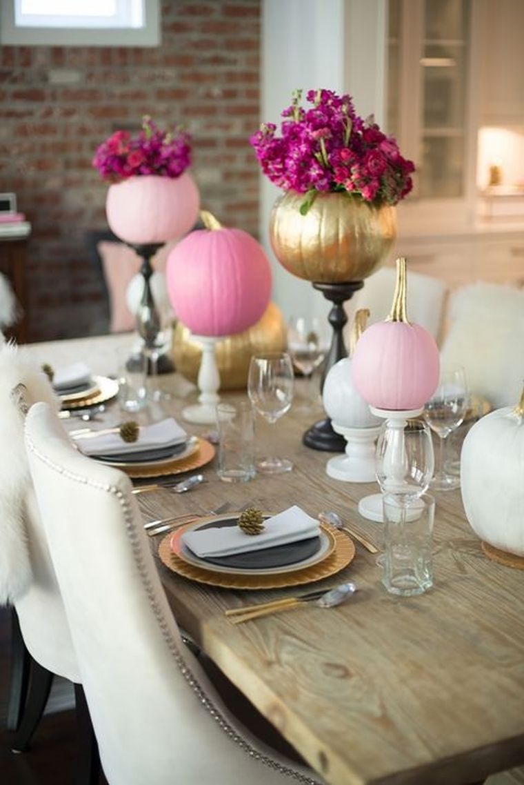 déco de table avec citrouilles et roses