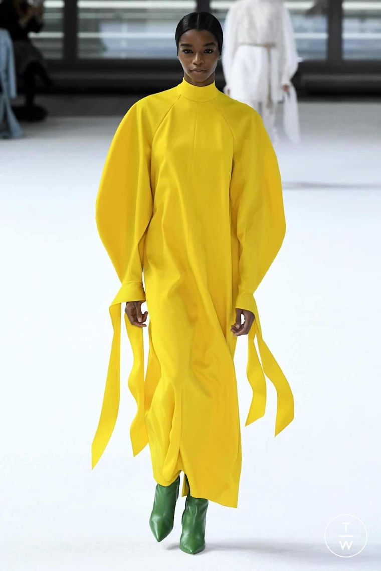 tenue automnale femme couleur jaune