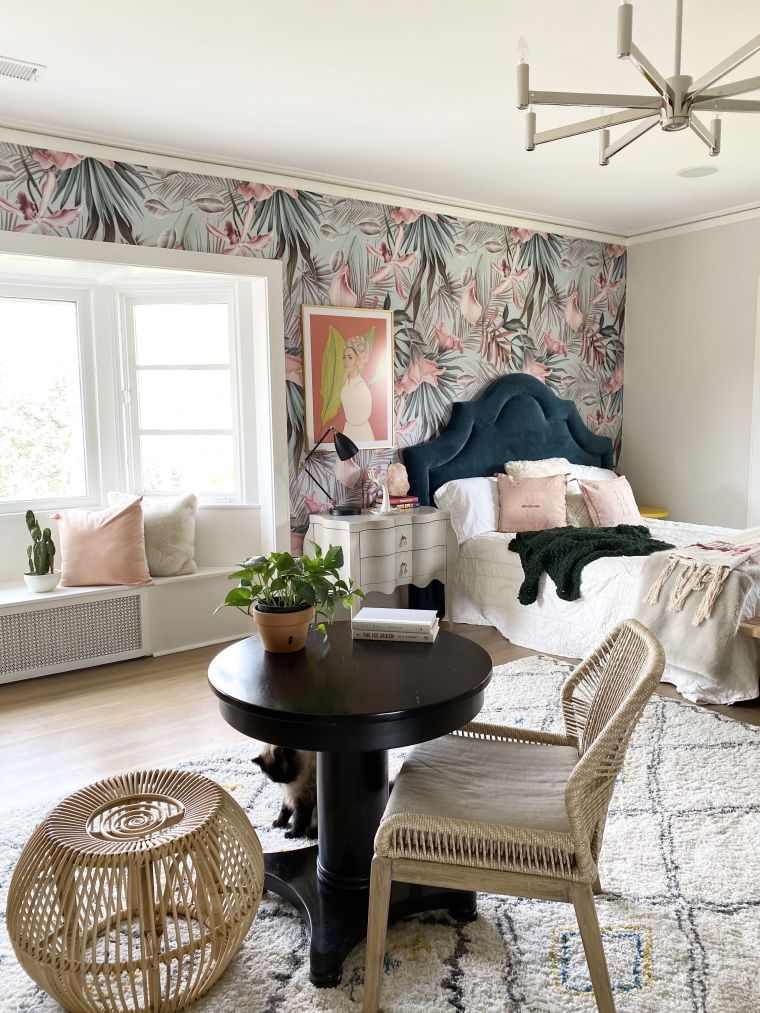 chambre avec papier peint floral 