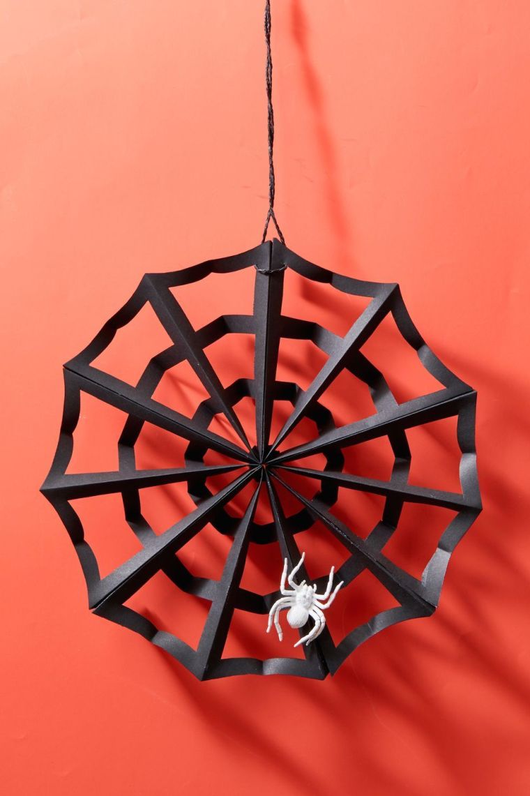 déco Halloween intérieur avec couronne de toiles d'araignées 