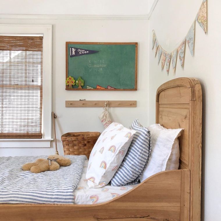 chambre avec lit en bois