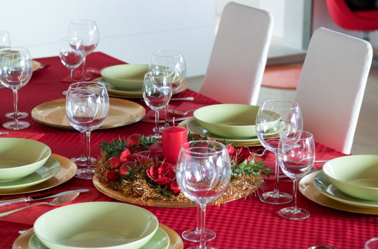 décoration de table en rouge et vert 