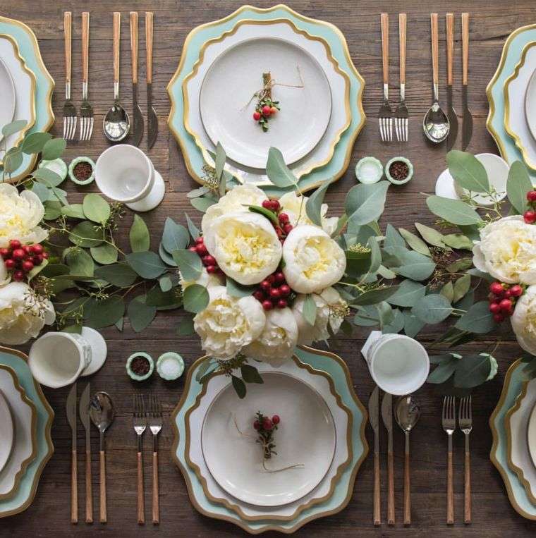 table festive avec déco en fleurs 