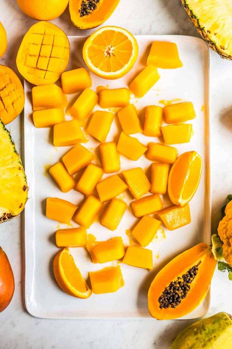aliments colorés en jaune et orange 