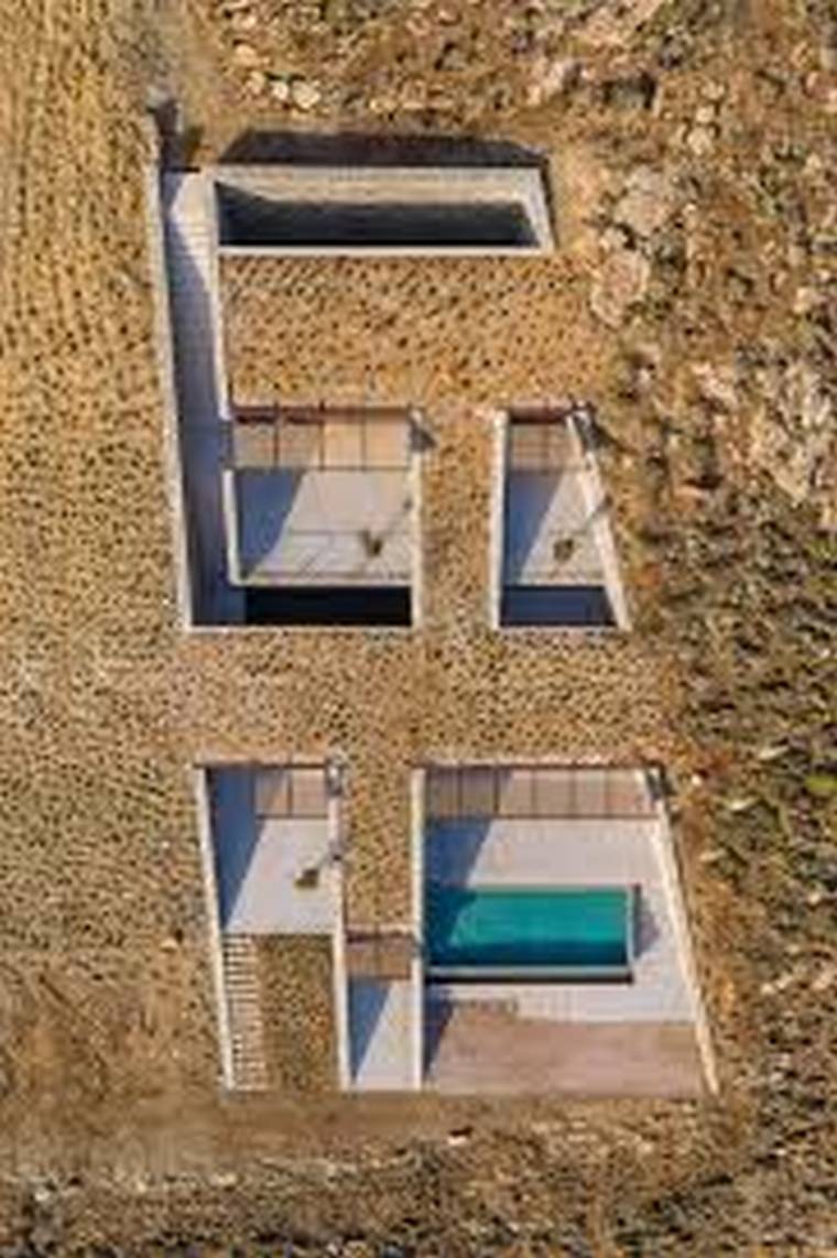 belle maison insérée falaise Grèce