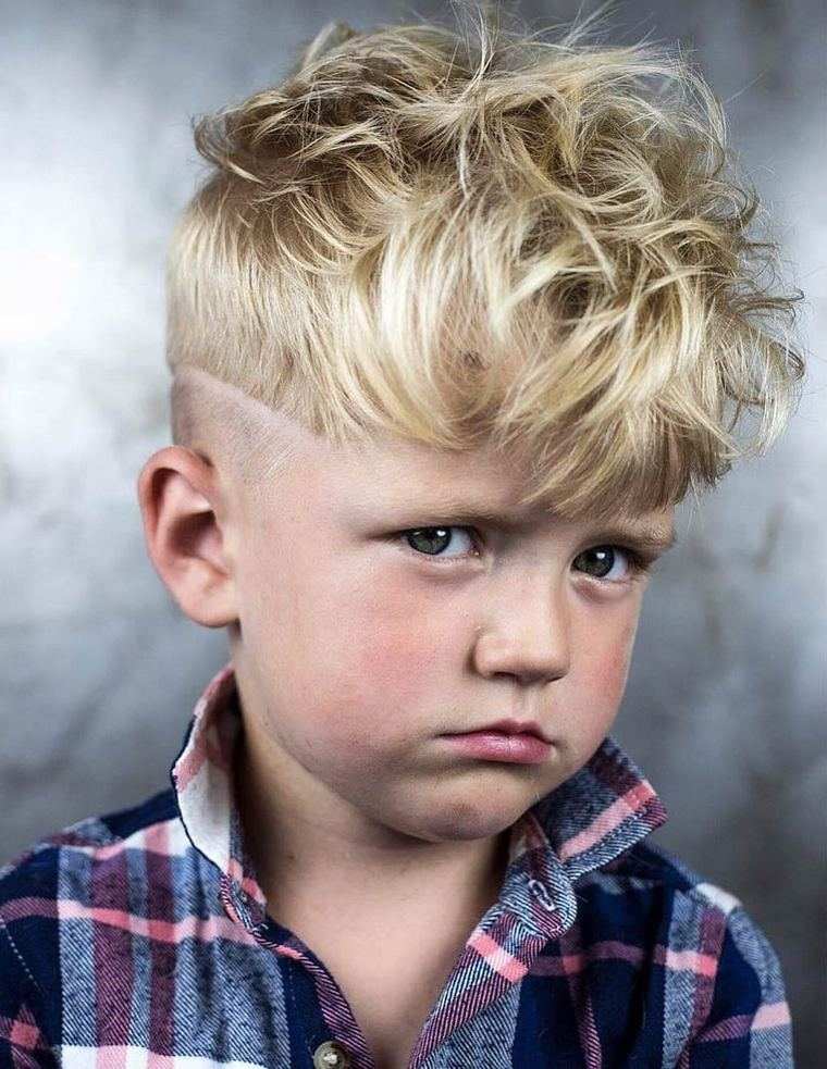 coupe petit garçon blond cheveux frisés
