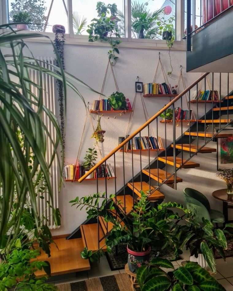 déco d'escalier avec plantes vertes