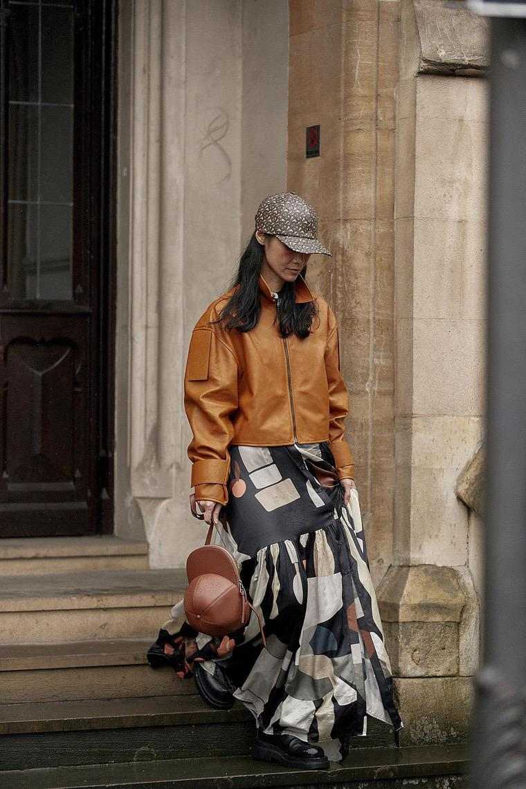 femme jupe Londres street style 2020 automne look