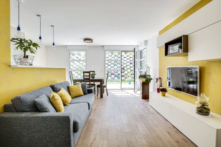 salon moderne avec murs jaunes 