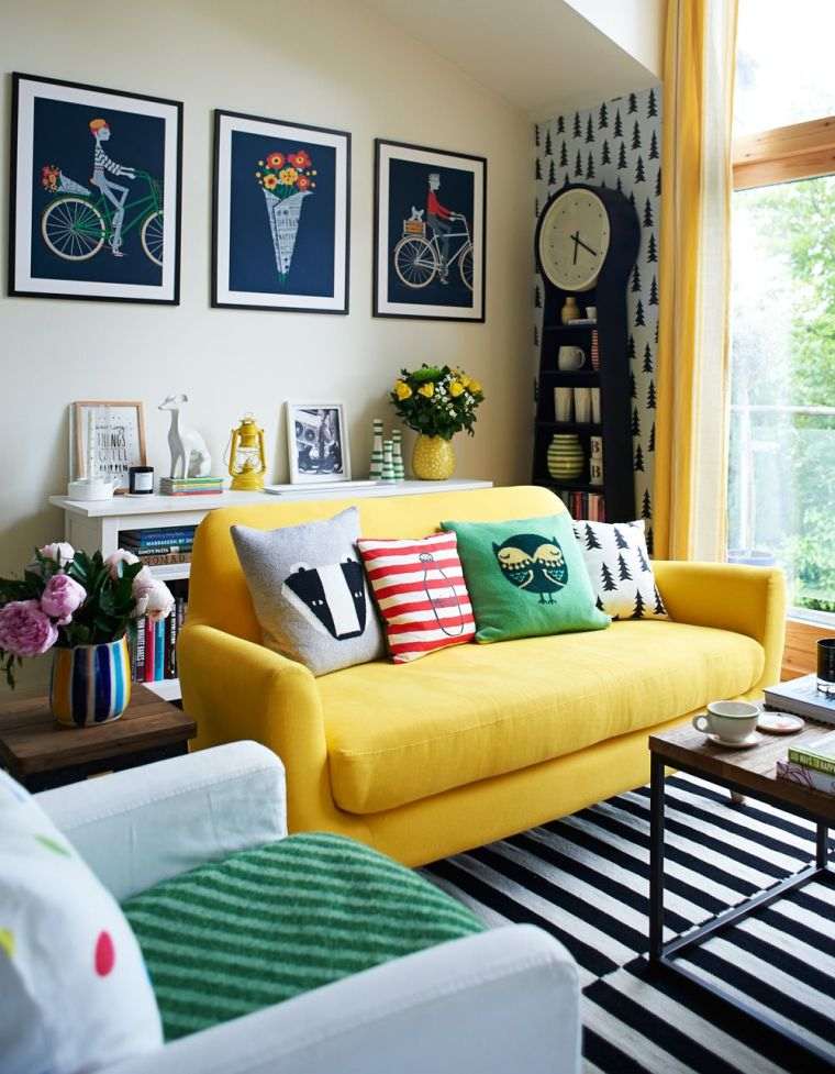 canapé avec canapé et rideaux jaunes