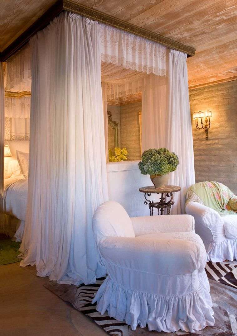 chambre romantique avec lit baldaquin 