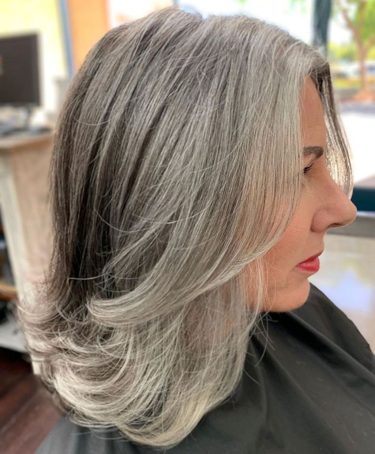coiffure cheveux gris coupe femme 60 ans