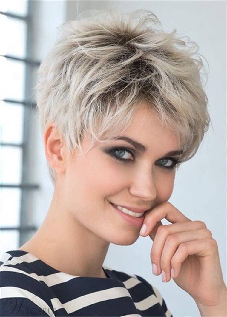 coupe avec cheveux gris femme coiffure courte