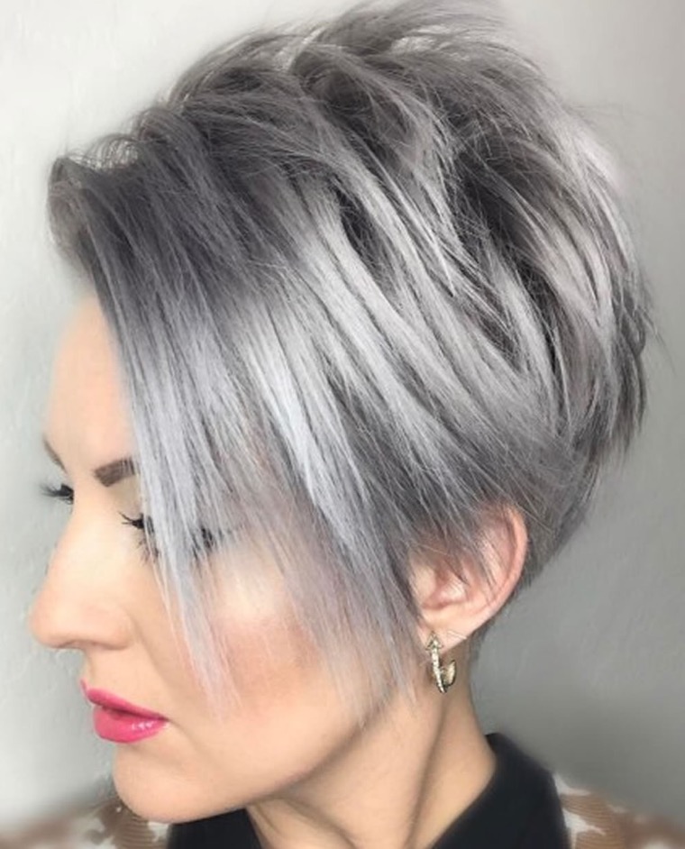 coupe de cheveux gris courts