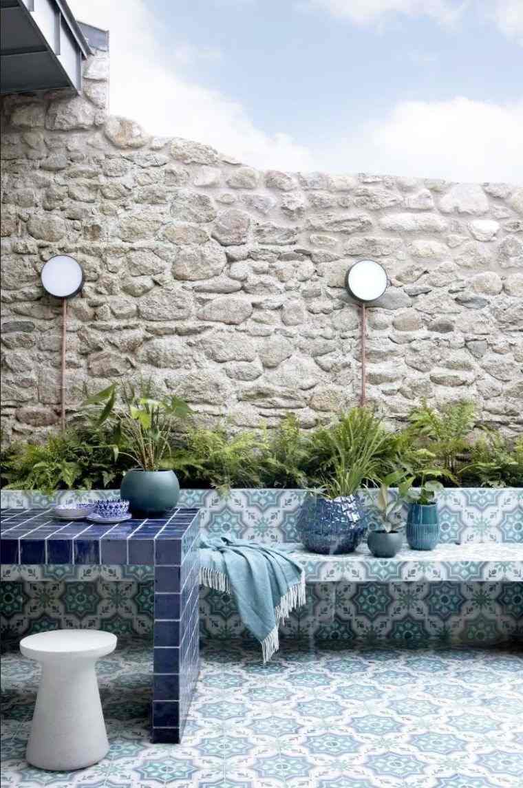 décoration terrasse en pierre et carrelage 