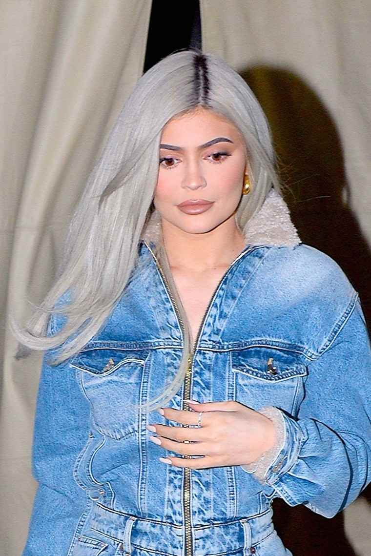 Kylie Jenner couleur gris cheveux