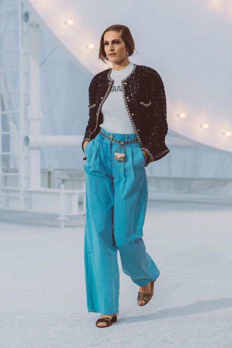 pantalon en bleu moderne pour femme, tendance mode printemps-été 2021